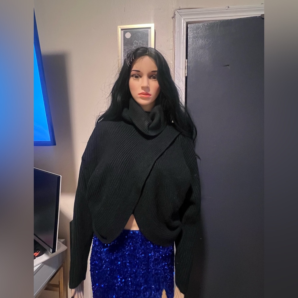 Black turtlen sweater with opening in front